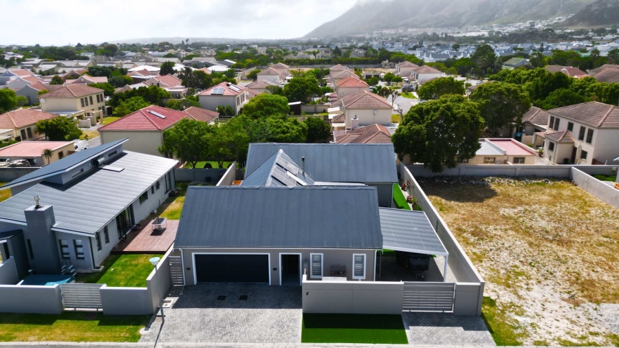 3 Bedroom Property for Sale in Sandbaai Western Cape